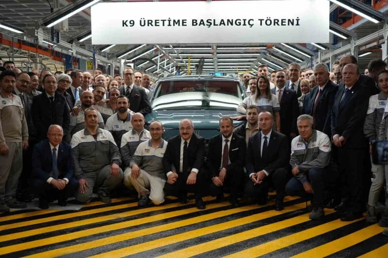 Tofaş Bursa fabrikasında K9 projesi kapsamında üretilen hafif ticari araçlar üretim hattında