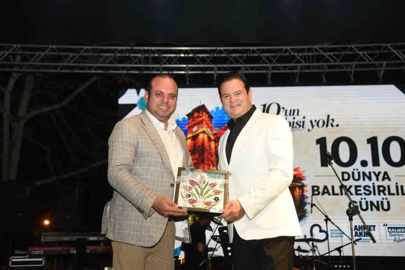 Balıkesir'de 10.10 Dünya Balıkesirliler Günü etkinliklerinde sahnede konser veren sanatçılar ve katılımcılar