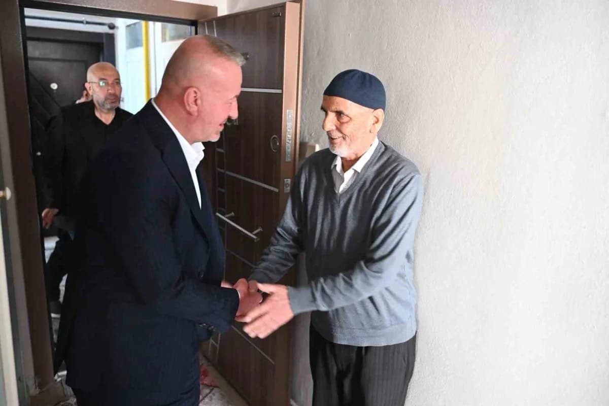 Karacabey Belediye Başkanı Fatih Karabatı, Dünya Yaşlılar Günü’nde Aşevi’nde yemek hazırlarken ve Zekeriya Yılmaz’ın evi