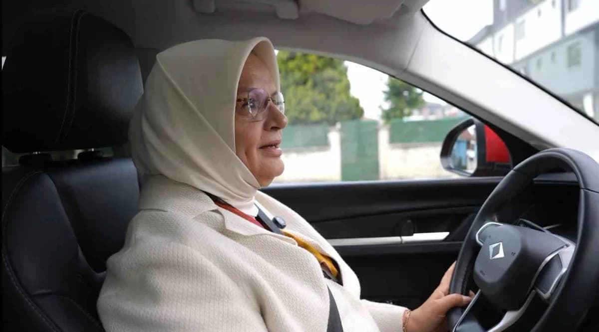 Düzce Belediye Başkanı Faruk Özlü ve Milletvekili Ayşe Keşir yerli otomobil TOGG ile asfalt