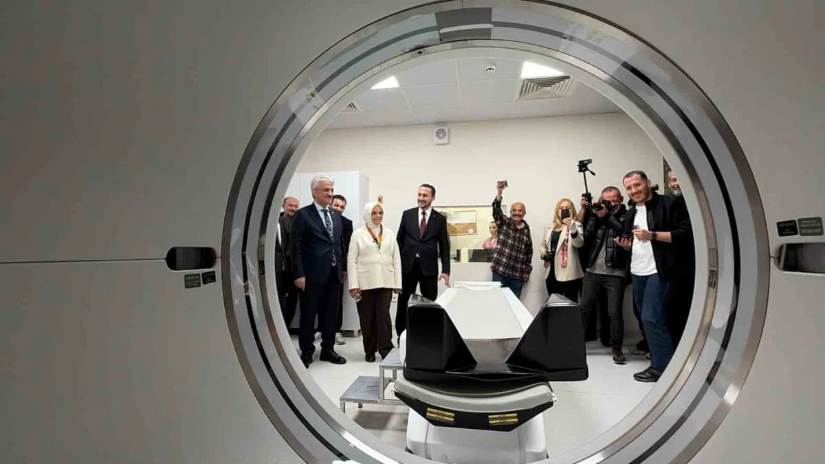 Düzce Atatürk Devlet Hastanesi’nde kurulan PET-CT cihazı sağlık personeli tarafından kontrol