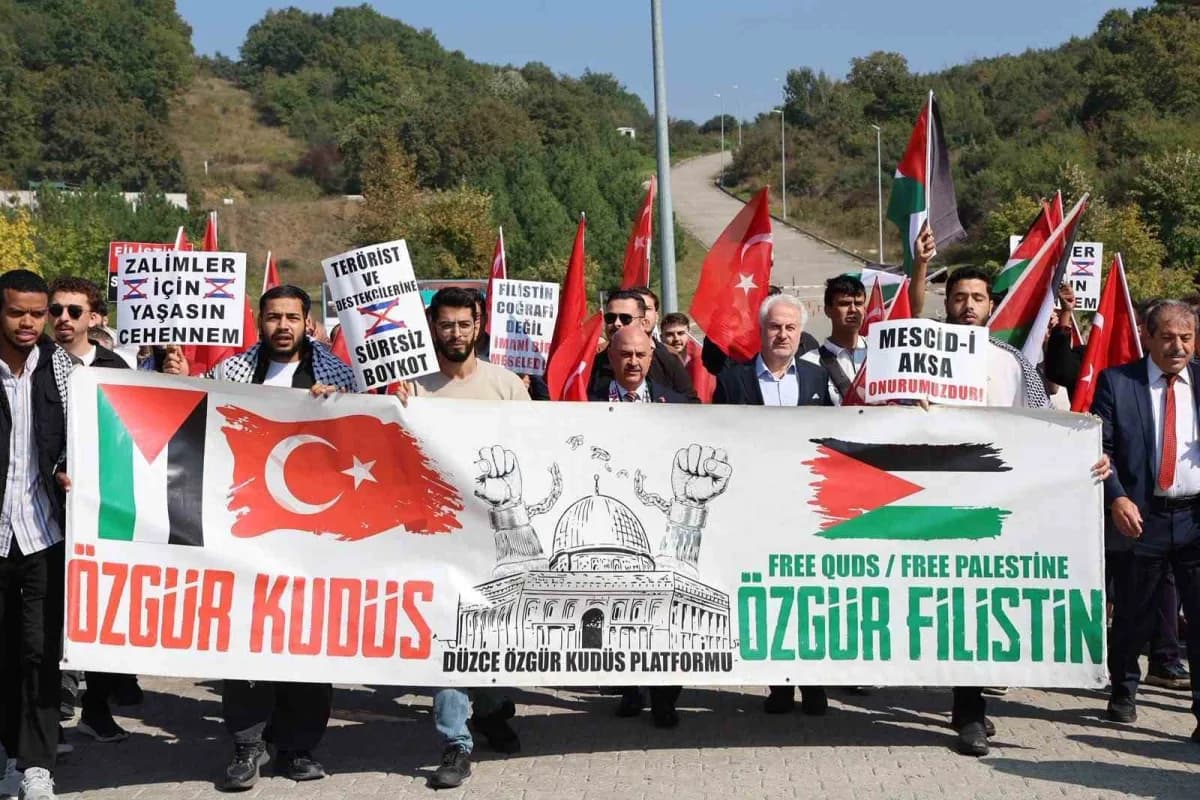 Düzce Üniversitesi öğrencileri ve akademisyenleri Filistin’e destek yürüyüşünde bir arada