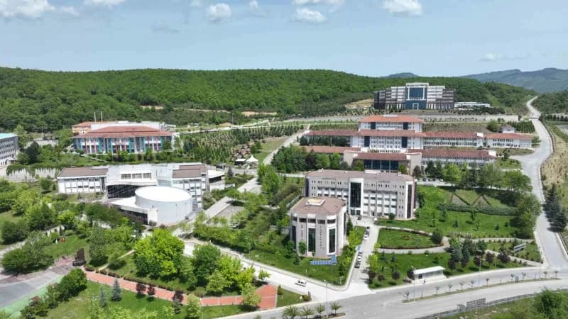 Düzce Üniversitesi kampüsünde iklim değişikliği ve sürdürülebilirlik projeleri üzerine çalışma yapan araştırmacılar