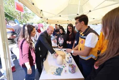 Düzce Üniversitesi kampüsünde düzenlenen Kampüse Hoş Geldin etkinliklerinde öğrenciler ve konser sahnesi
