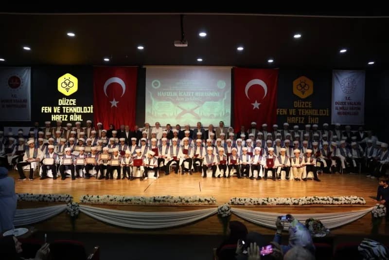 Düzce’de düzenlenen hafızlık icazet töreninde öğrenciler belge alırken