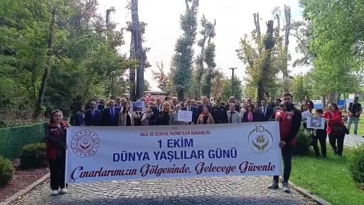 Edirne Millet Bahçesi’nde Dünya Yaşlılar Günü kapsamında düzenlenen farkındalık yürüyüşünden bir kare
