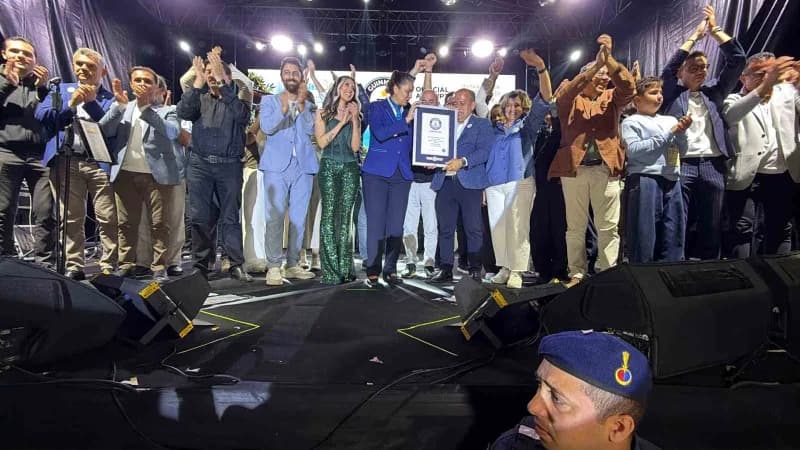 Edremit’te 3. Zeytinyağı Tadım Festivali’nde Guinness dünya rekoru kırılırken kalabalık katılımcılar zeytinyağı tadımı y