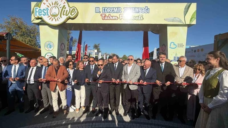 Edremit FestOlive Zeytinyağı Tadım Festivali'nde stantlar ve katılımcılar zeytinyağı tadımı yapıyor