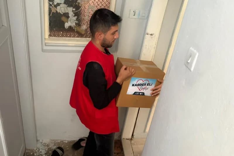 Efeler Belediyesi ekipleri ihtiyaç sahibi ailelere gıda paketi dağıtıyor