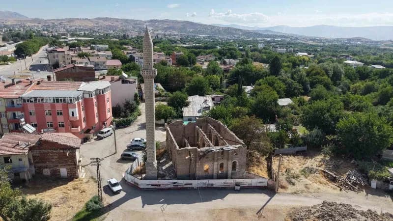 Elazığ’da 300 yıllık tarihi Aksaray Camii’nin harabe haldeki dış görünümü