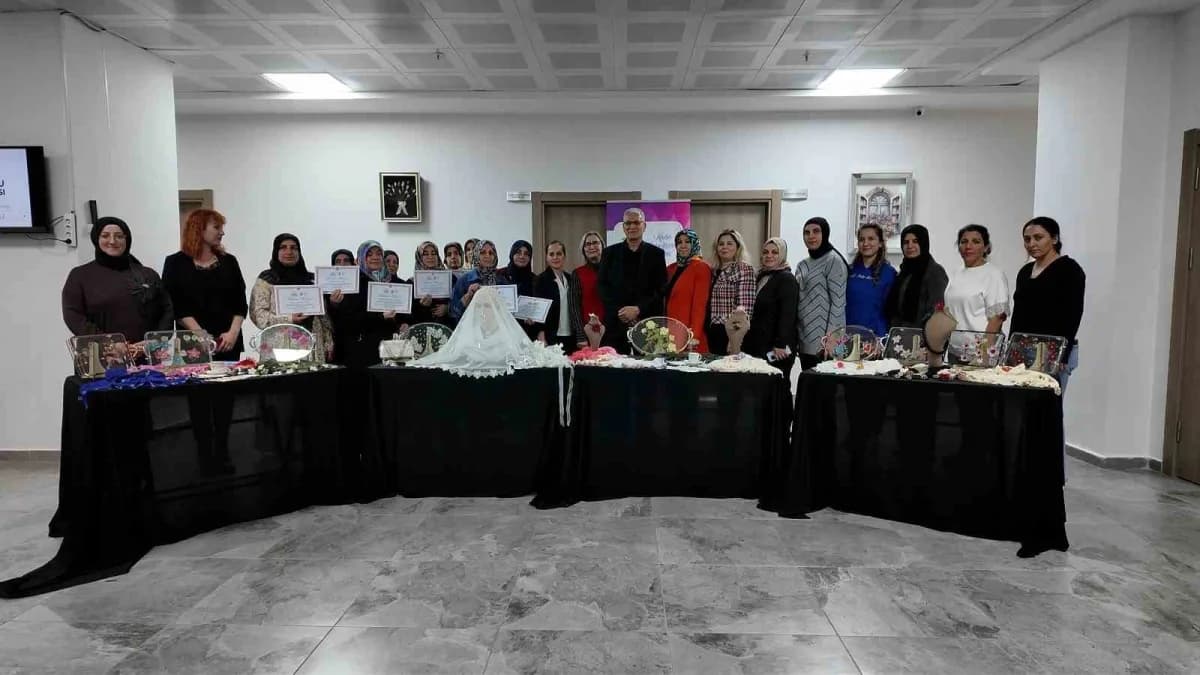Elazığ’da Boncuklu İğne Oyası kursunu tamamlayan kadınların eserleri ve sertifika töreni