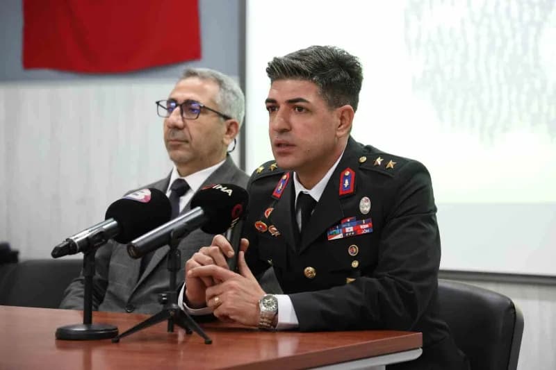 Elazığ'da Vatan ve Kahramanlık Buluşması programında gazi ve şehit babası birlikte