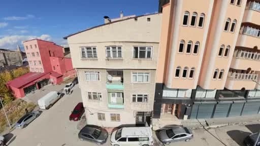 Erzurum'da emekli astsubay Ahmet Özkalıpçı, 40 Şebap güvercini için kiraladığı 3+1 sobalı evde kuşlarıyla vakit geçiriyo