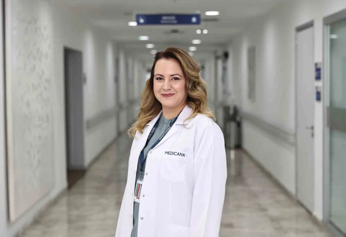 Emziren anne bebeğine süt verirken sağlık uzmanı tarafından destekleniyor