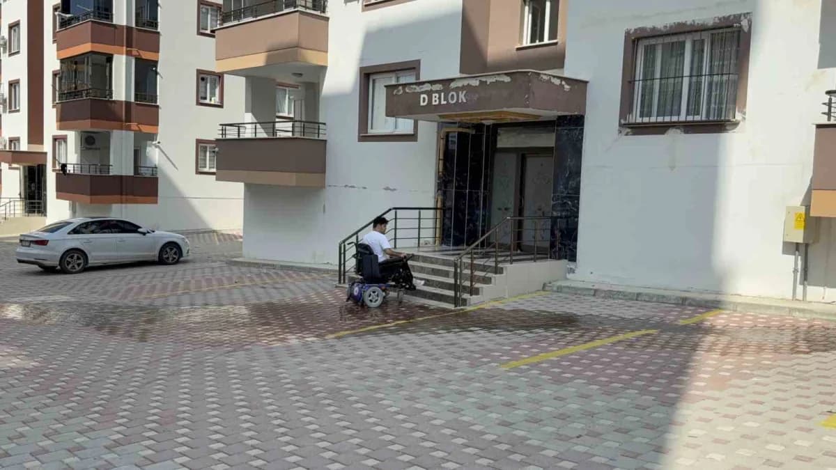 Osmaniye Kadirli’de yaşayan engelli Furkan Ulusoy deprem anında asansör kullanmak zorunda kaldığını anlatıyor