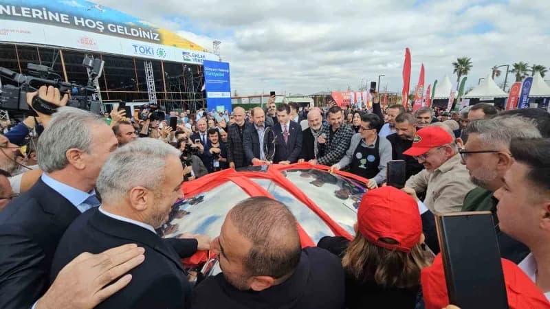 Erbaa Belediye Başkanı Ertuğrul Karagöl İstanbul’da Tokat Günleri etkinliğinde sarma dağıtıyor