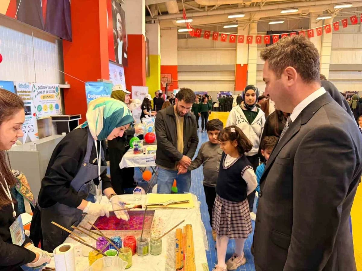 Erciş Bilim Şenliği’nde öğrenciler ve öğretmenler uygulamalı bilim atölyelerinde çalışıyor