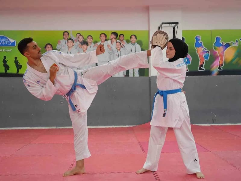 Eren Akkurt ve eşi Gaziantep'te karate antrenmanı yaparken