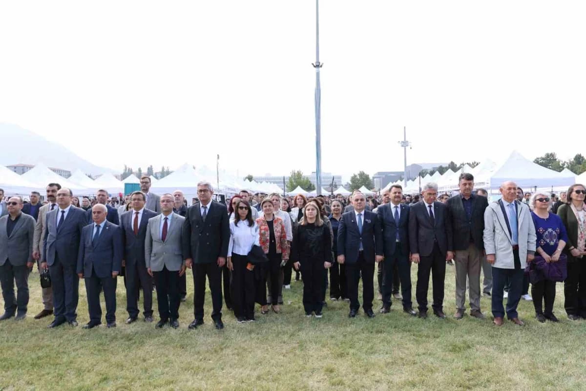 Erciyes Üniversitesi Marianne Molu Amfi’de düzenlenen Yolum Erciyes temalı Evim Kampüs etkinliğinde öğrenciler ve akadem