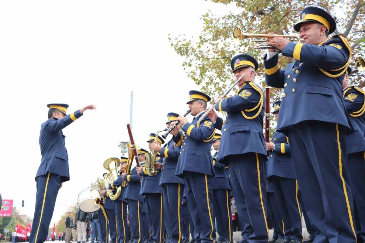 Eskişehir’de 29 Ekim Cumhuriyet Bayramı kutlamalarında bando gösterisi ve öğrenci yürüyüşü