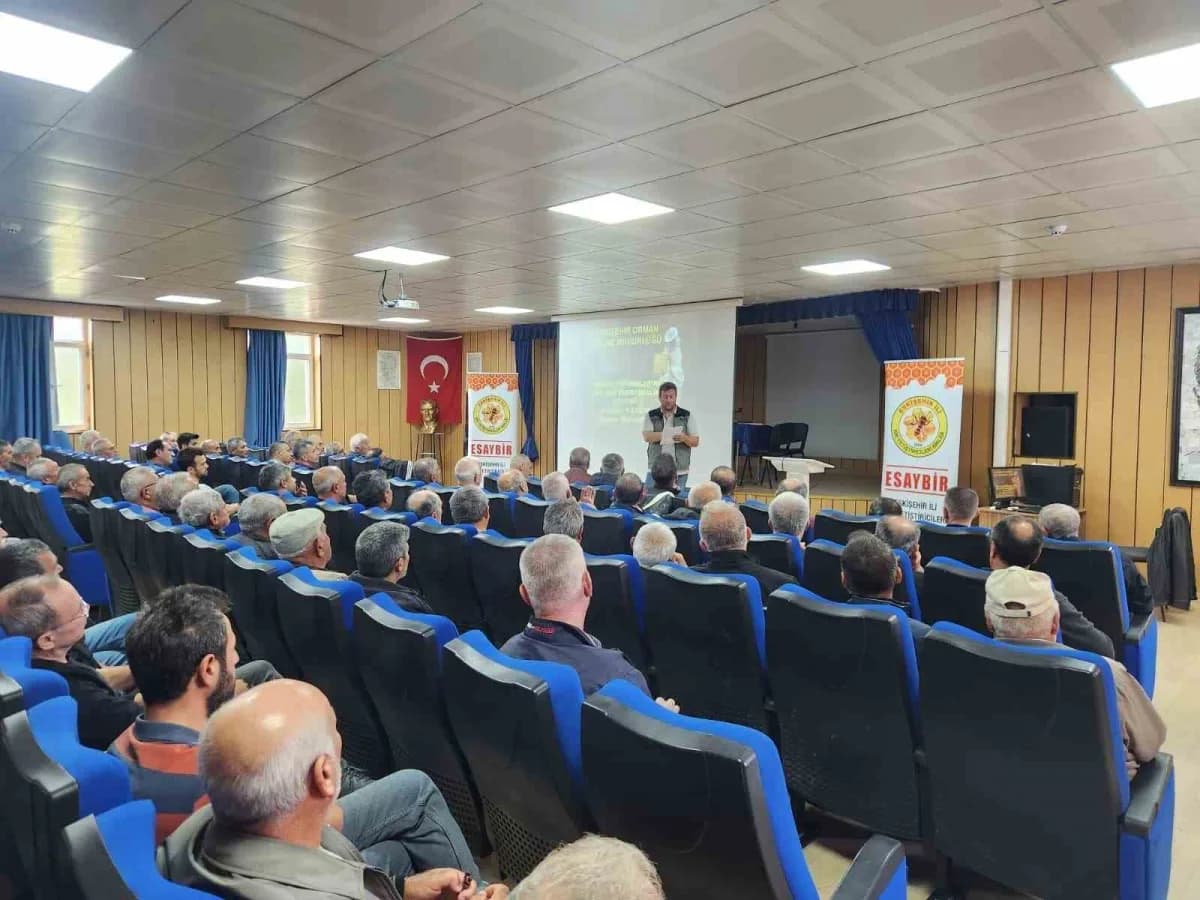 Eskişehir’de arıcılara orman yangınlarını önleme ve farkındalık eğitimi semineri düzenlenirken katılımcılar eğitim alıyo