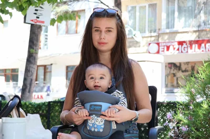 Eskişehir’de ev hanımı Esma Nur Uyan, bebeğinin saç tellerinden yaptığı özel tasarım bilekliklerle Türkiye’den sipariş a