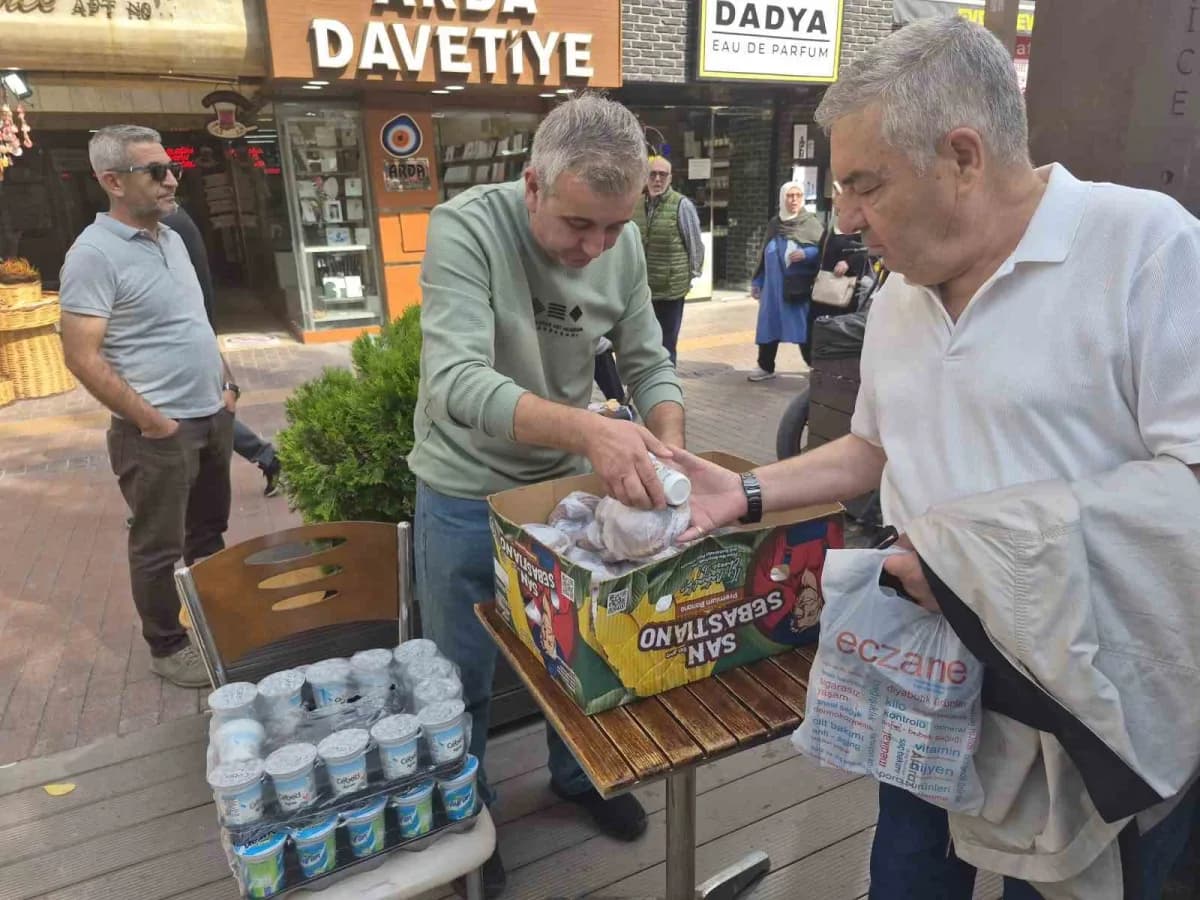 Eskişehir Hamamyolu Caddesi’nde simit ve ayran dağıtan hayırsever çaycı Mehmet Horuz