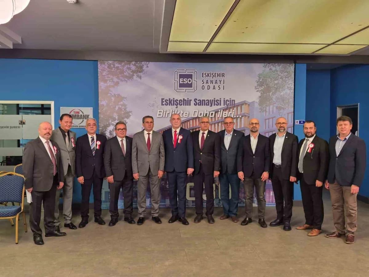 Eskişehir Sanayi Odası başkanlık seçimlerinde yeniden başkan seçilen Celalettin Kesikbaş konuşma yapıyor