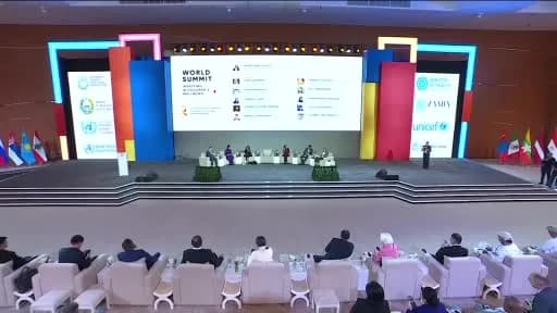 Esra Albayrak Özbekistan Semerkant'ta çocukların refahı zirvesinde konuşma yaparken