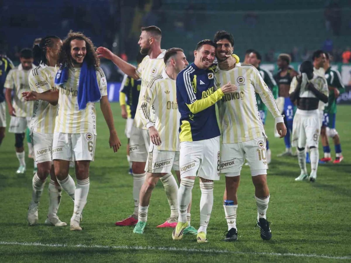 Trendyol Süper Lig maçında Fenerbahçe oyuncuları Çaykur Rizespor karşısında gol sevinci yaşıyor
