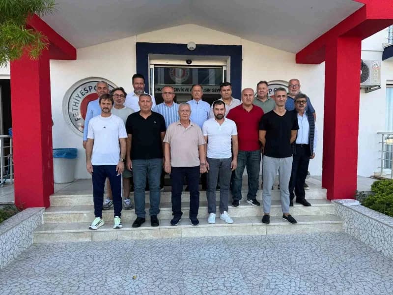 Fethiyespor teknik direktörü Mustafa Ceviz basın toplantısında açıklama yapıyor