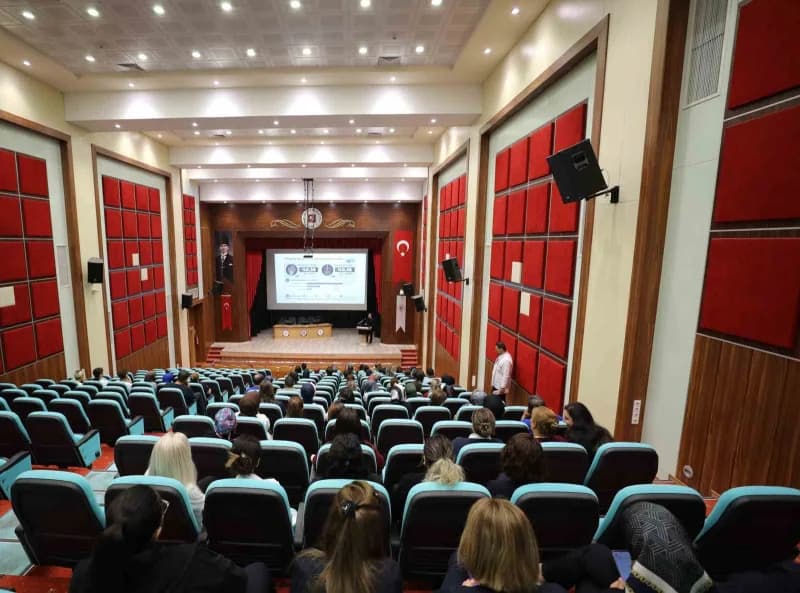 Elazığ Fırat Üniversitesi Hastanesi’nde Dünya Artrit Günü etkinliğinde sağlık çalışanları bilgilendiriliyor