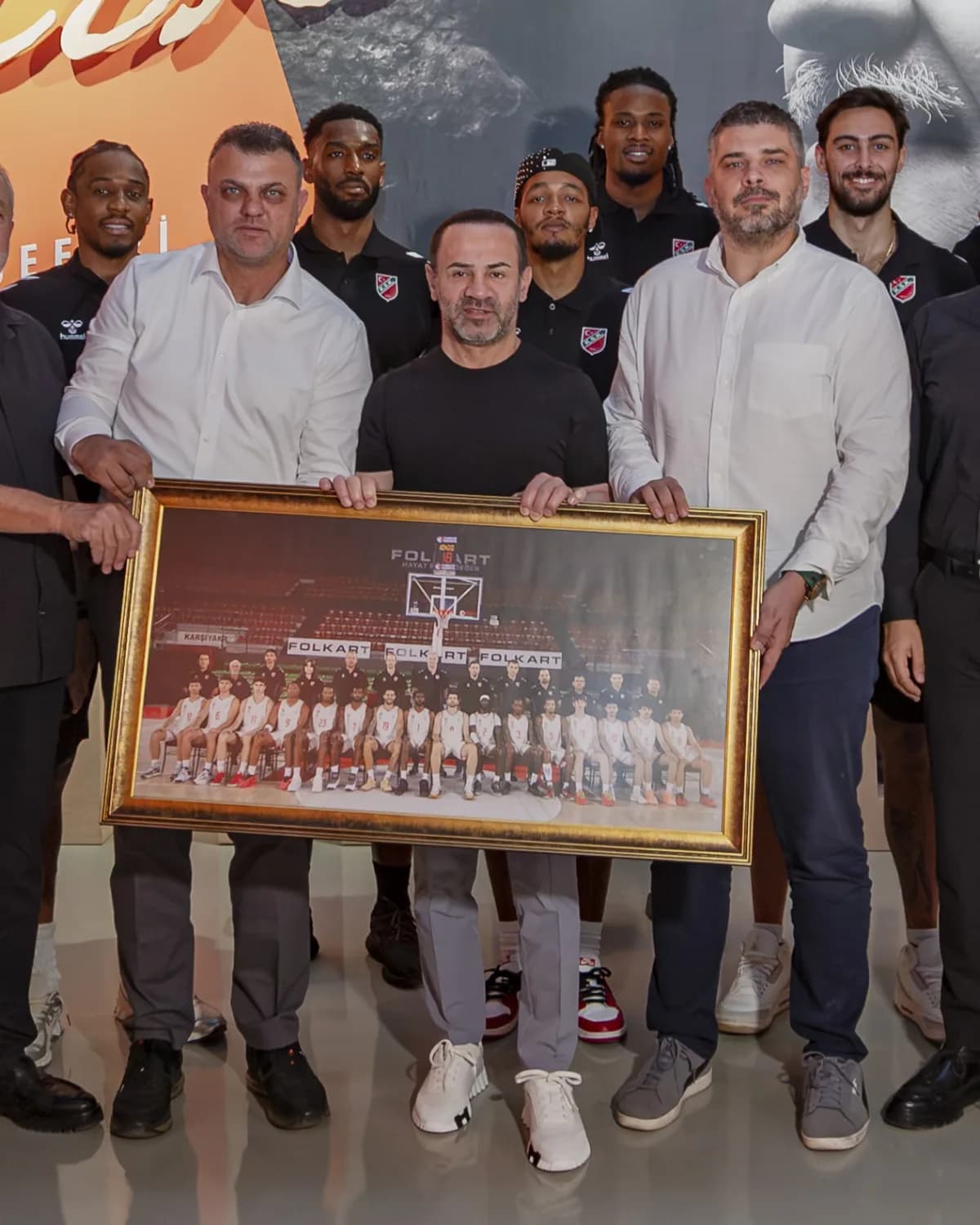 Folkart Yönetim Kurulu Başkanı Mesut Sancak ve Karşıyaka Spor Kulübü Başkanı Yiğit Tusder destek açıklaması yapıyor
