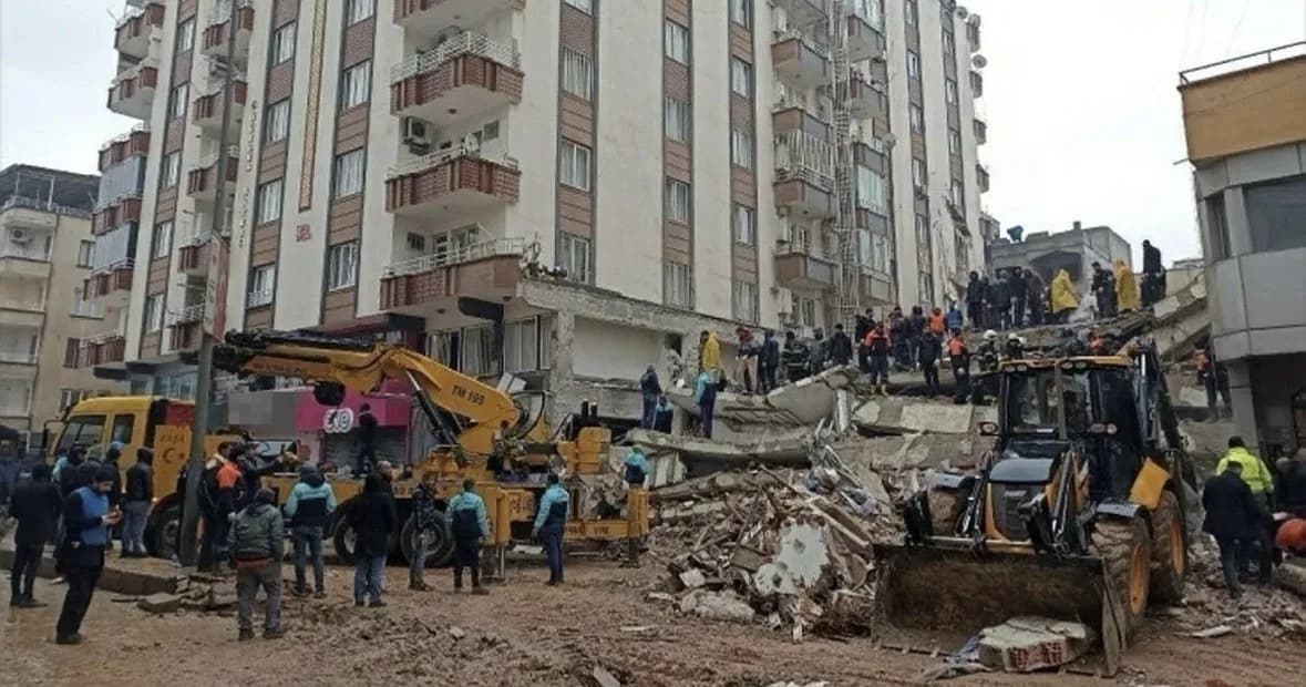 Gaziantep Furkan Apartmanı davasına ilişkin mahkeme salonu ve dosyalar