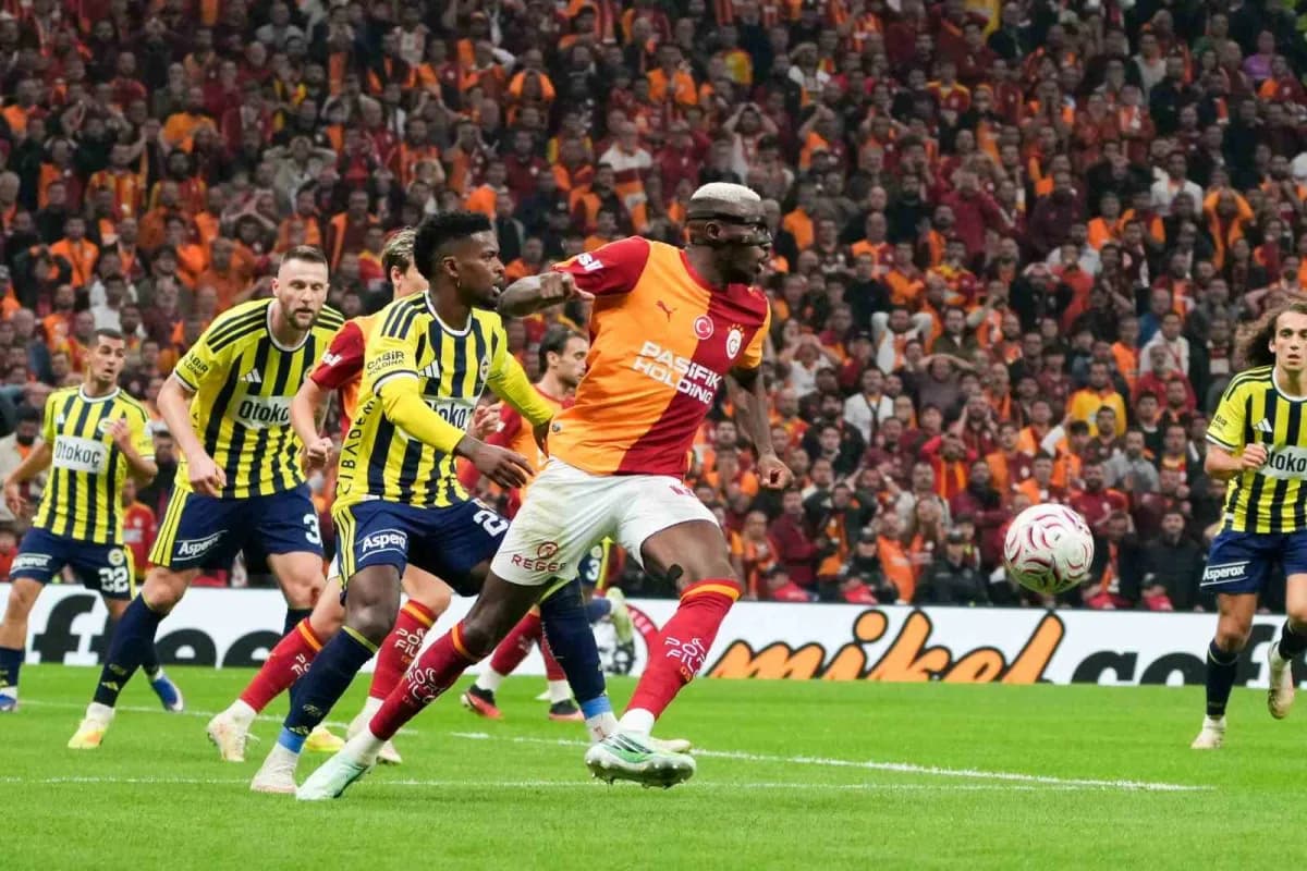 Trendyol Süper Lig derbisinde Galatasaray ve Fenerbahçe oyuncuları maçta mücadele ediyor