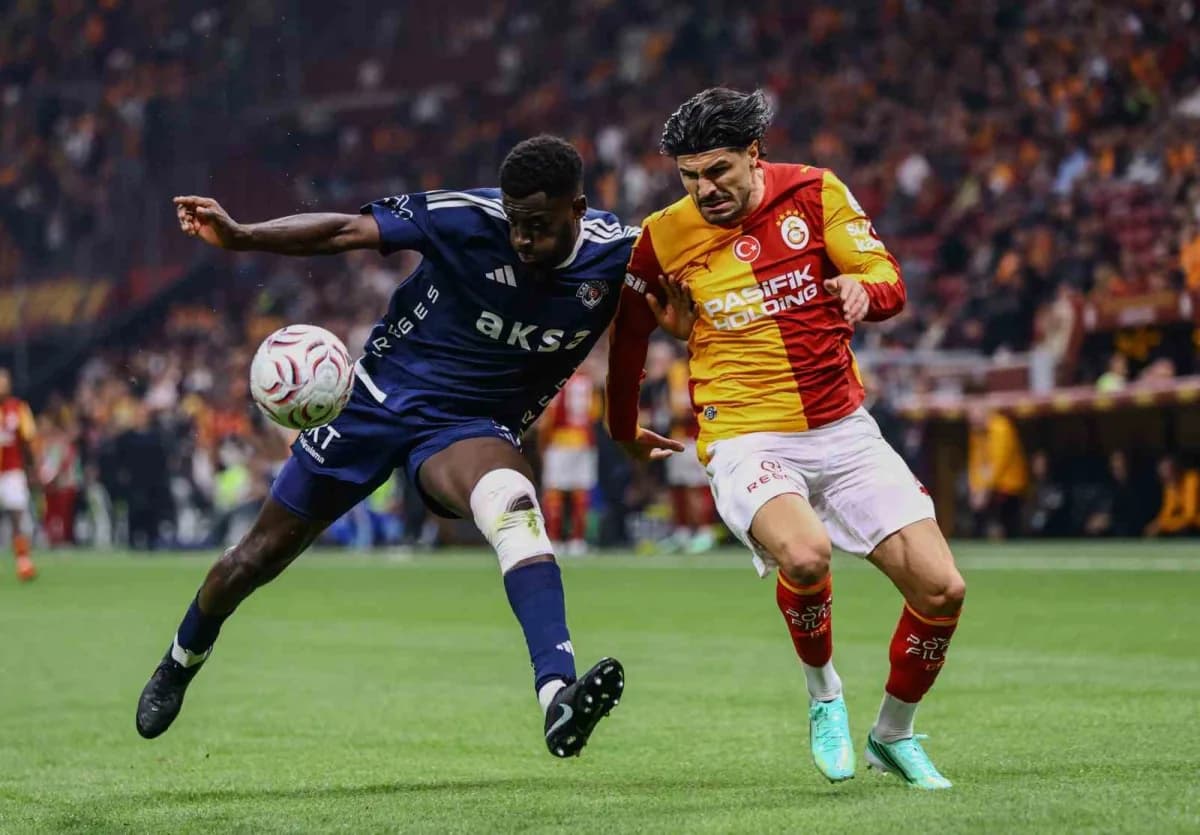 Trendyol Süper Lig maçında Galatasaray ve Kasımpaşa oyuncuları RAMS Park'ta mücadele ediyor