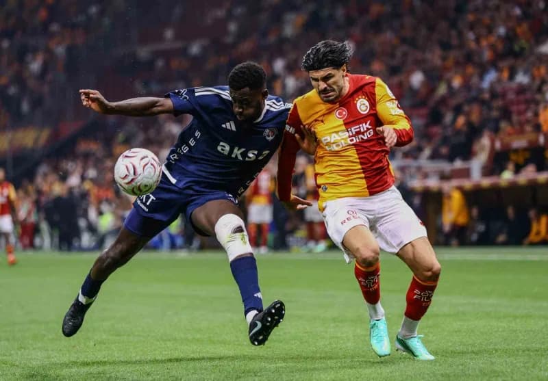 Trendyol Süper Lig maçında Galatasaray ve Kasımpaşa oyuncuları RAMS Park'ta mücadele ediyor