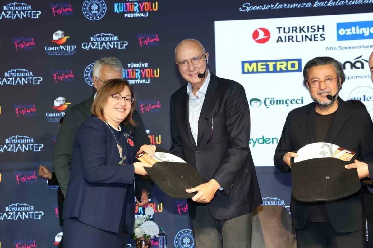 GastroAntep panelinde Gaziantep Büyükşehir Belediye Başkanı Fatma Şahin ve konuşmacılar panelde oturuyor