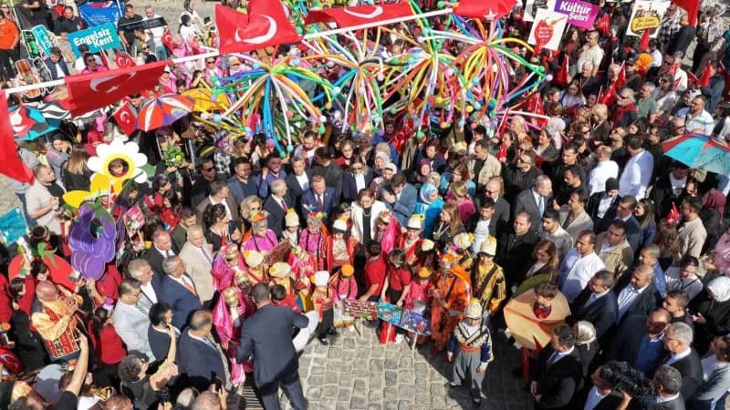 Gaziantep'te GastroAntep Uluslararası Gastronomi Festivali renkli kortej yürüyüşü sırasında tarihi sokaklarda yürüyen ka
