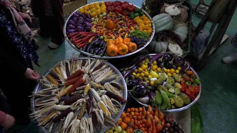 Rize sahil dolgu alanında düzenlenen 6. GastroRize Gastronomi Festivali standları ve ziyaretçiler