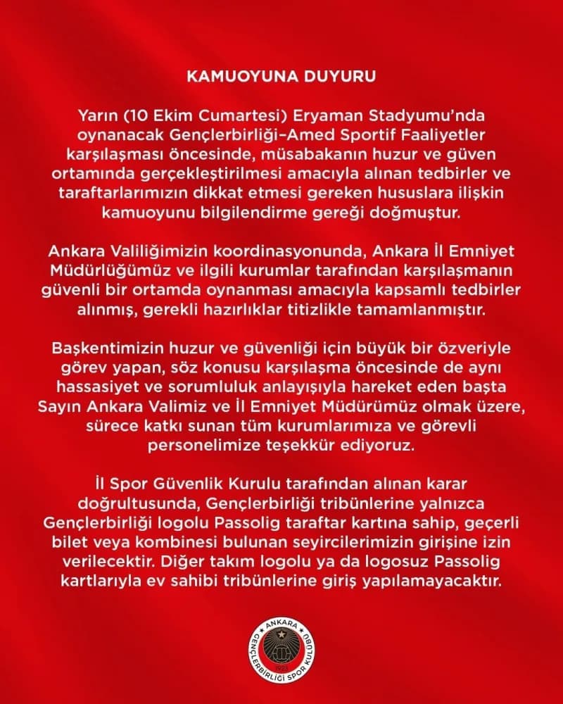 Gençlerbirliği ve Amed SF futbolcularının maç öncesi sahada yer aldığı görüntü