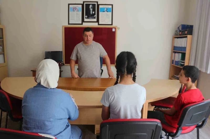 Adana'da görme engelli rehber öğretmen Hasan Akyürek öğrencileriyle okulda birlikte