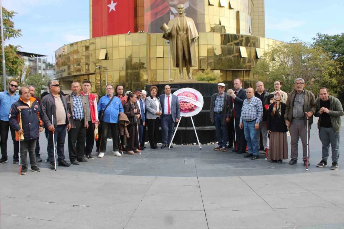 Aydın’da Altı Nokta Körler Derneği üyeleri Dünya Beyaz Baston Körler Güvenlik Günü’nde Atatürk Kent Meydanı’nda basın aç