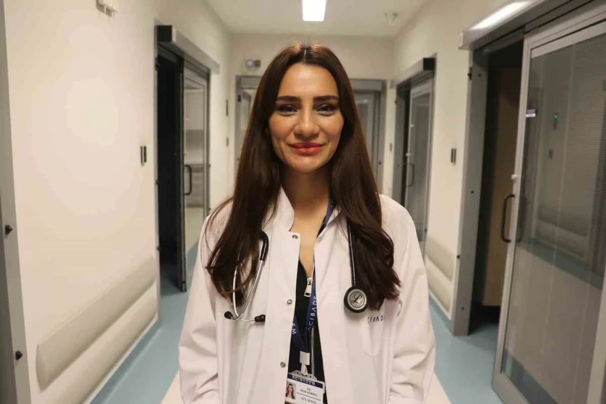Gripten korunmak için el hijyenine dikkat eden doktor ve sağlık sembolleri