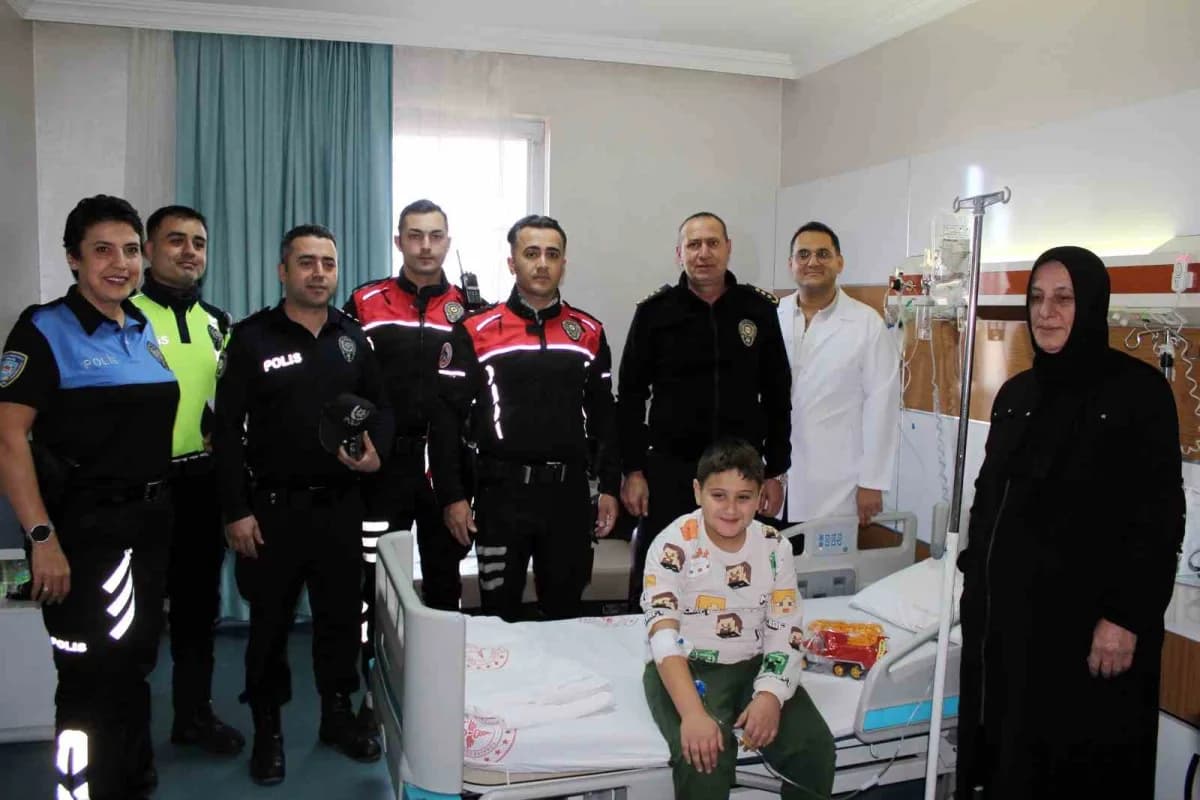 Midyat Devlet Hastanesi çocuk servisinde minik hastalara oyuncak dağıtımı etkinliği