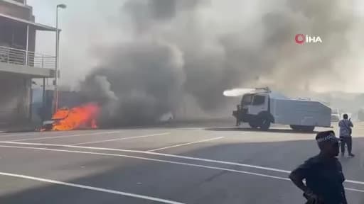 Güney Afrika’da göçmen karşıtı protestolar sırasında ateşe verilen araçlar ve yağmalanan dükkanlar
