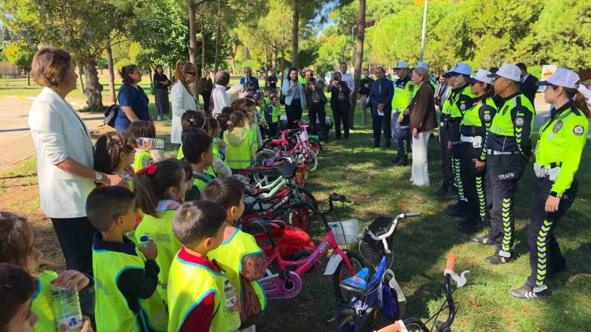 Nazilli’de Sümer Park’ta okul öncesi ve ilkokul öğrencilerine verilen güvenli trafik eğitimi etkinliği