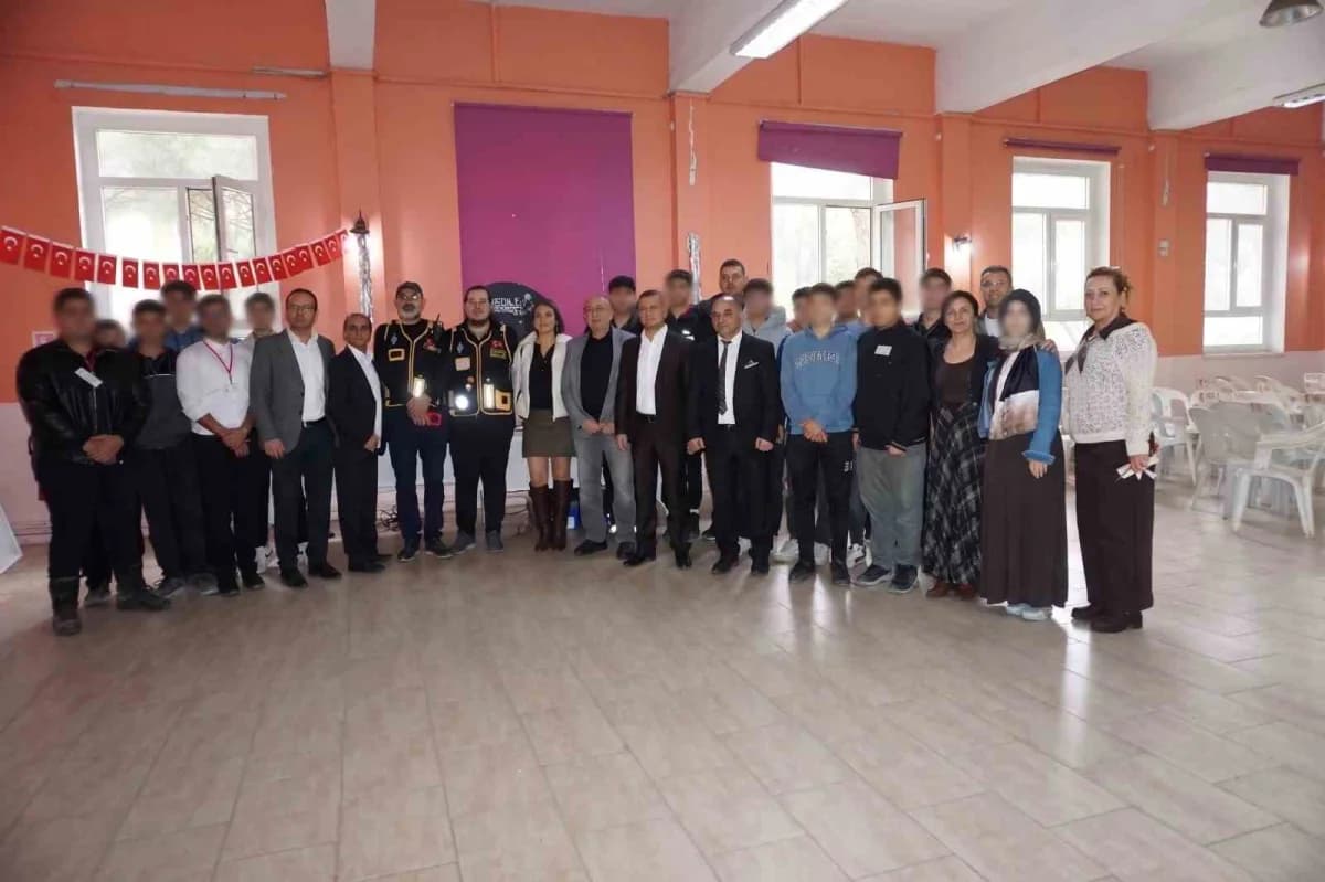 Bergama’da açılan Genç Güç Atölyesi ve Amatör Telsiz Öğrenci Kulübü açılış töreninden görüntü