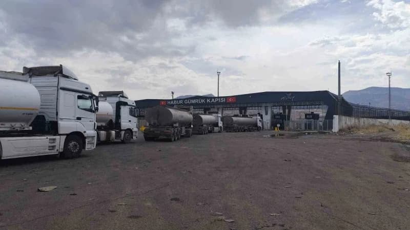 Habur Sınır Kapısı önünde tırların oluşturduğu uzun kuyruk ve bekleyen şoförler