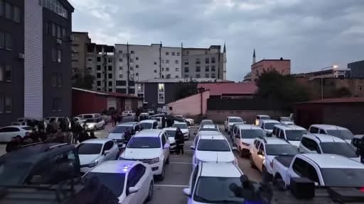 Hakkari merkezli 5 ilde düzenlenen uyuşturucu operasyonunda el konulan mal varlıkları ve polis ekipleri